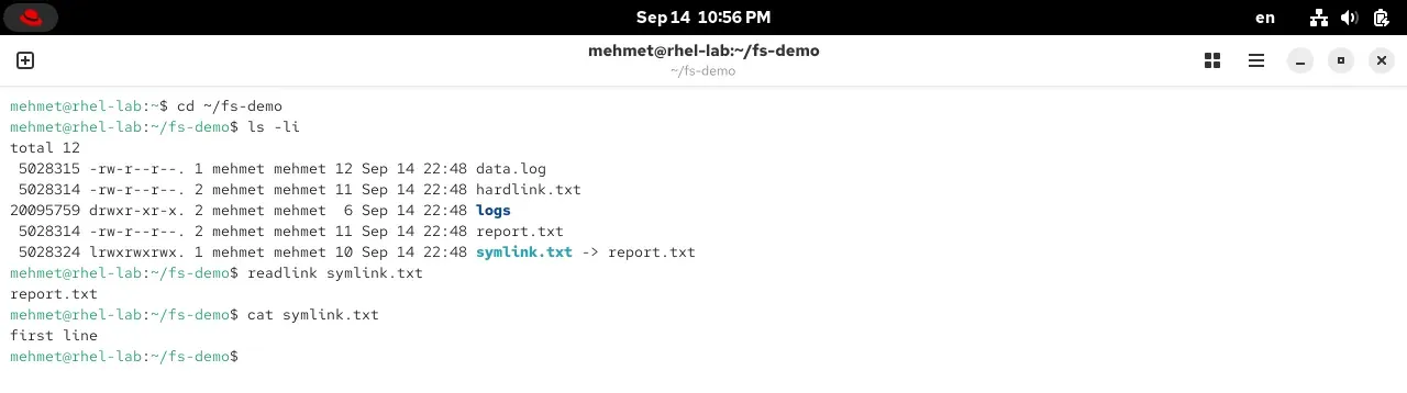 RHEL 10.2 terminalinde ls -li ile sabit ve sembolik bağlantı: aynı inode numarası ve symlink hedefi