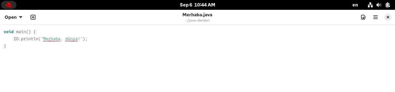 RHEL 10.2 Metin Düzenleyici penceresinde üç satırlık Merhaba.java dosyası