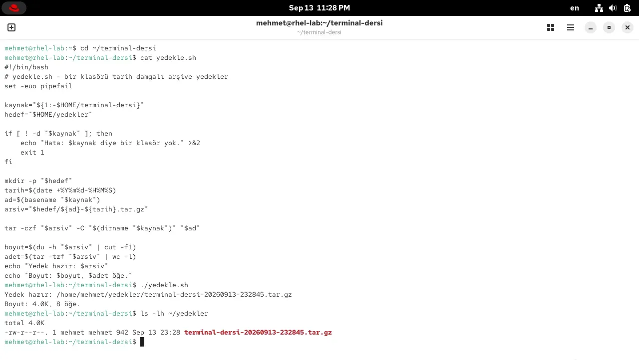 RHEL 10.2 terminalinde yedekle.sh betiği ve çalıştırılması: tarih damgalı bir tar.gz arşivi oluşturuyor